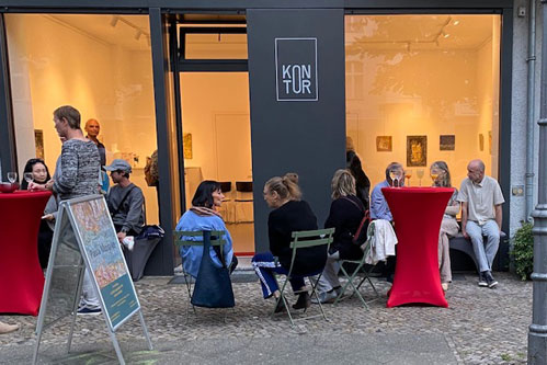 Vernissage Goldbilder, Gäste vor der Galerie KONTOR