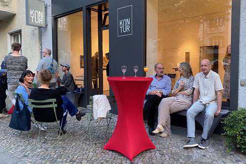 Vernissage Goldbilder, Gäste vor der Galerie KONTOR