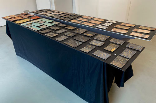 Miniaturbilder mit Gold, Silber und Kupfer im Innenraum der Galerie