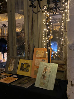 Ausstellung der Goldbilder von Paula Moreike auf dem Advent- und Weihnachtsmarkt