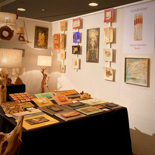 Paula Moreikes Goldbilder auf der internationalen Verkaufsmesse Bazaar Berlin - Art & Style 2023