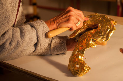 Paula Moreike bei der Arbeit an der Skulptur eines Drachen Paula Moreike bei der Arbeit an der Skulptur eines Drachen