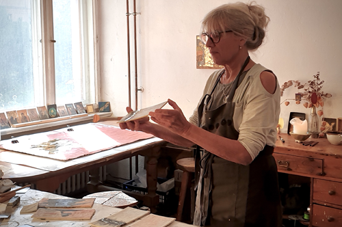 Paula Moreike bei der Arbeit an einem Goldbild Paula Moreike bei der Arbeit an einem Goldbild