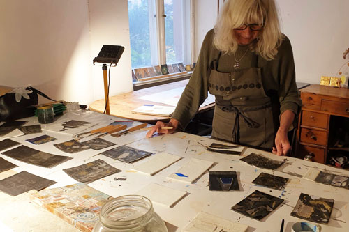 Paula Moreike bei der Arbeit an einem Goldbild Paula Moreike bei der Arbeit an einem Goldbild