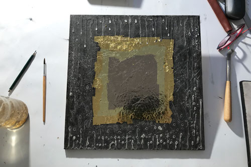 Paula Moreikes Arbeitsplatz bei Arbeit an dem Goldbild 'Freudensprung bei Regen' Paula Moreikes Arbeitsplatz bei Arbeit an dem Goldbild 'Freudensprung bei Regen'