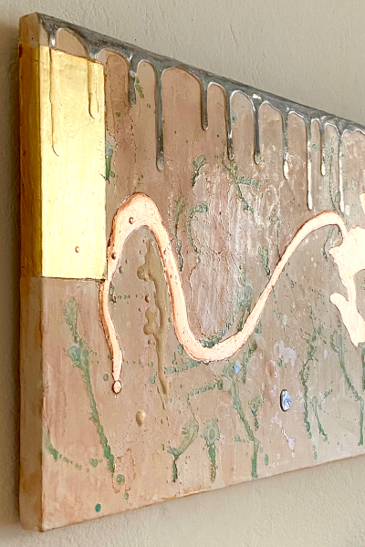 'Gecko' ist ein Beispiel für ein Goldbild auf Holz. Hier ein Ausschnitt des Goldbildes.