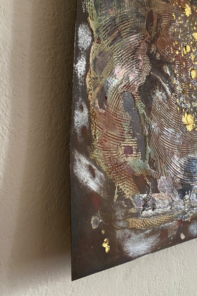 'Goldmarie' ist ein Beispiel für ein Goldbild auf Rost. Hier ein Ausschnitt des Goldbildes.