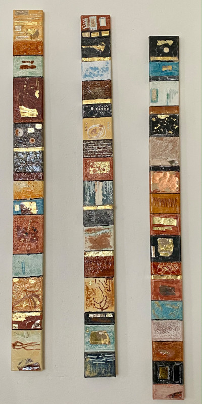 Goldbild, Drei Stehlen 2025 · je 10x120, Gold, Silber, Kupfer, Namibiasand, Schellack, verschiedene Polimente