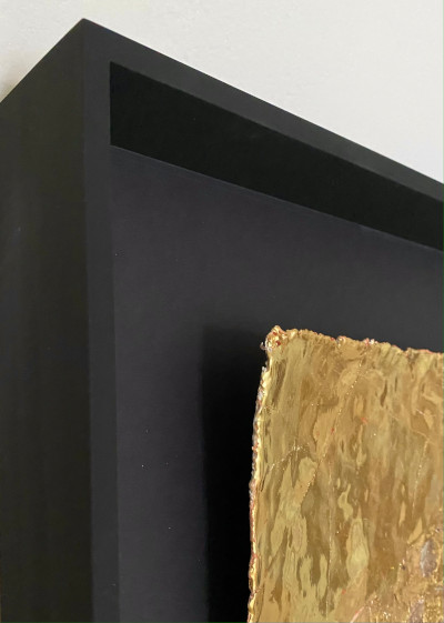 Rahmung des Goldbildes, Ohne Titel 2024 · 46 x 103, in schwarzem, satinierten Holzrahmen gebettet, meist 23 Karat Gold, auch 21 Karat Gold, sowie oxydiertes Silber