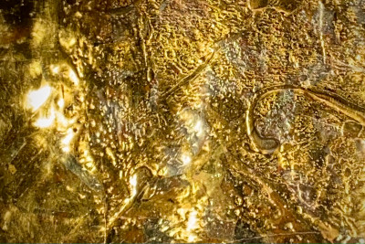 Postkartenformat: Goldbild, Ohne Titel 2024 · 46 x 103, in schwarzem, satinierten Holzrahmen gebettet, meist 23 Karat Gold, auch 21 Karat Gold, sowie oxydiertes Silber