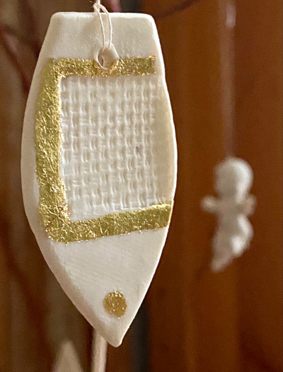 Gold auf Porzellan, Porzellan-Anhänger mit 23 Karat Blattgold