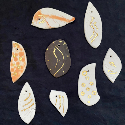 Gold auf Porzellan, Porzellan-Anhänger mit 23 Karat Blattgold beidseitig verziert
2025