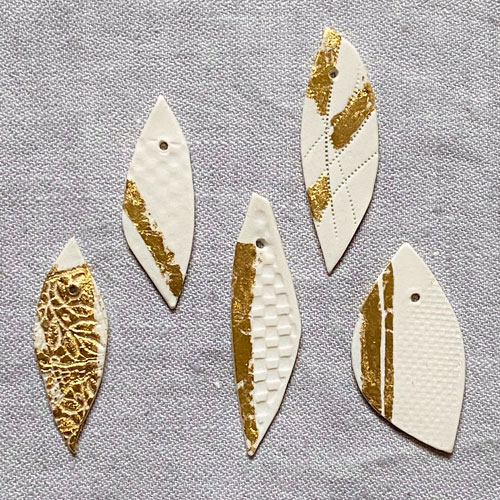 Gold auf Porzellan, Porzellan-Anhänger mit 23 Karat Blattgold