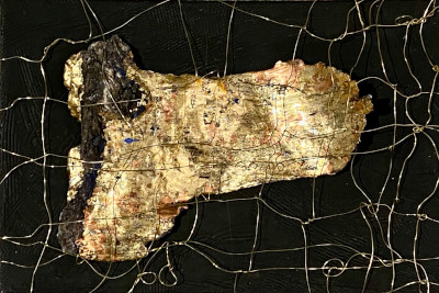 Skulptur, Golden Wing 2023 · 30x20, Schlagmetalle auf Birkenrinde